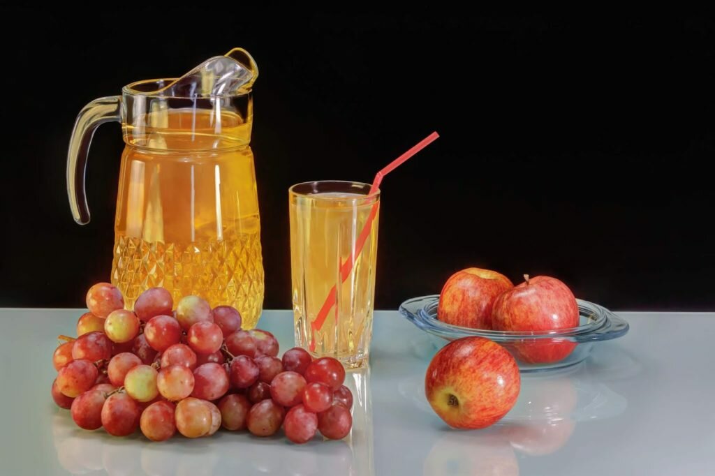 Сок из яблока и винограда