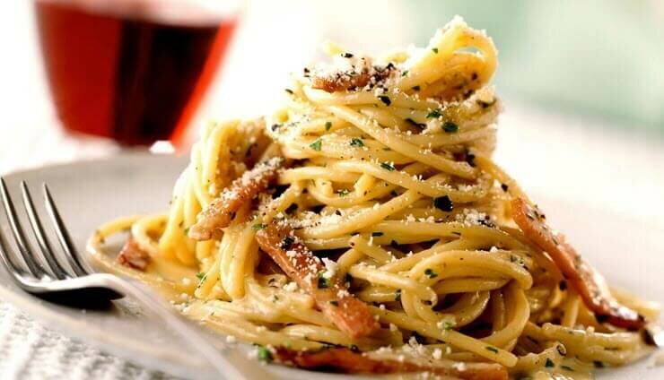 Паста карбонара со сливками, беконом и грибами